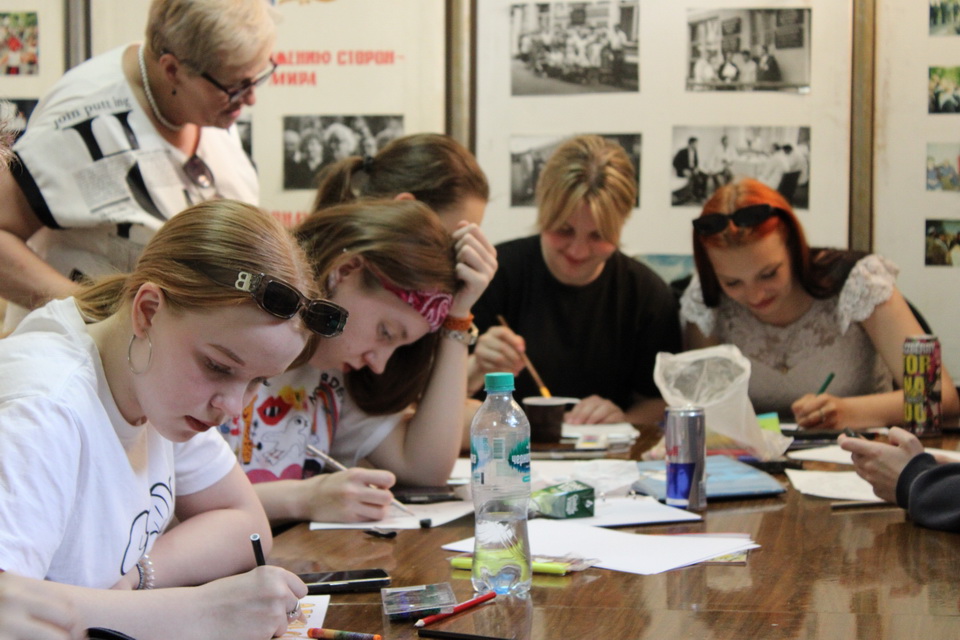 Ирина Михайловна Борисова обучает слушателей оформлению 